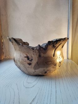 coupe à fruit en tilleul (très vieille trogne de tilleul)
Diamètre : 30 cm
haut : 20 cm