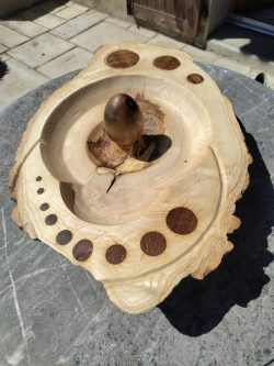 Support en tilleul, Incrustations d'Ipé et œuf en noyer